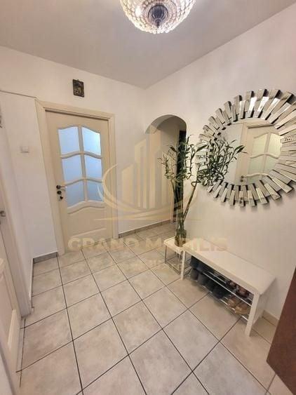 Apartament cu 4 camere decomandat, mobilat în Brâncoveanu