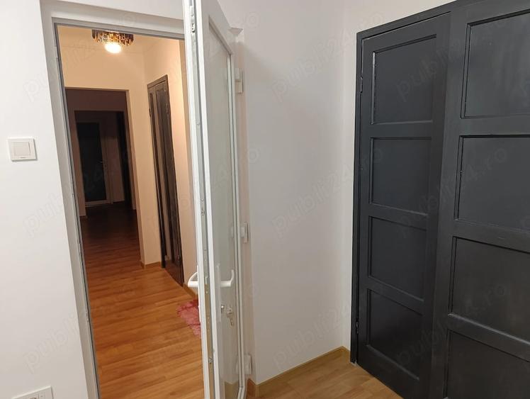 Apartament cu 3 camere semidecomandat în Independenței