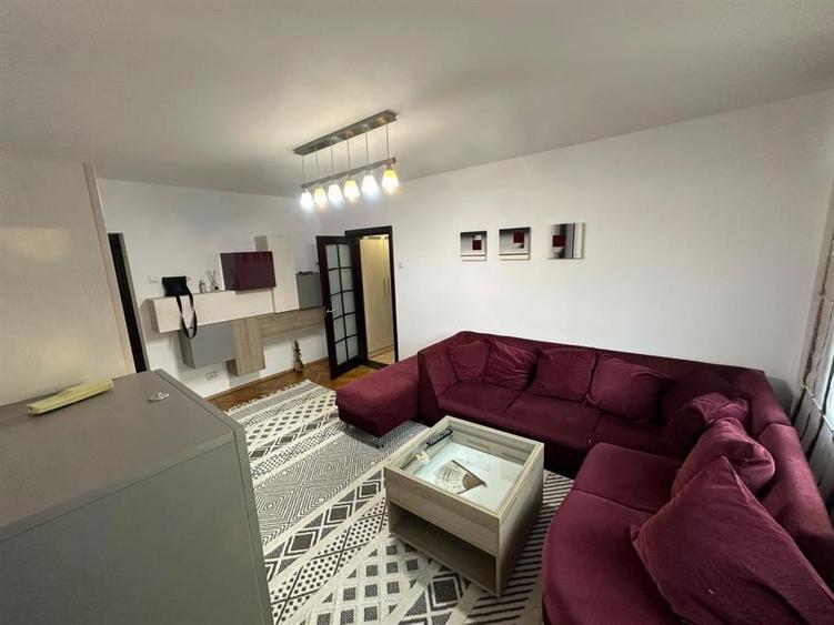 Apartament cu 3 camere semidecomandat, mobilat în Podu Roș