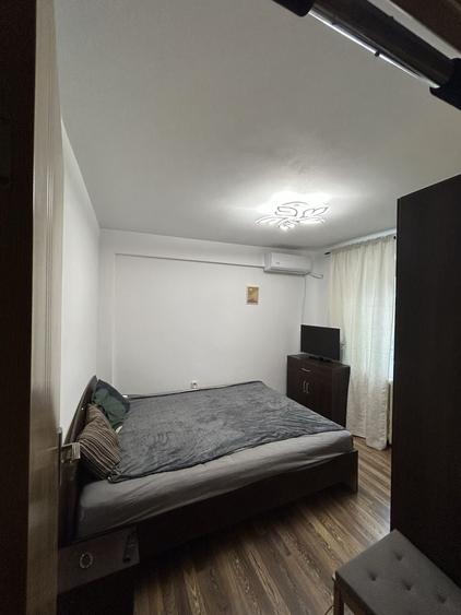 Apartament cu 3 camere semidecomandat în Lacul Tei
