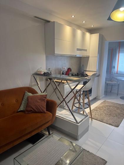 Apartament cu 3 camere decomandat în Exterior Vest