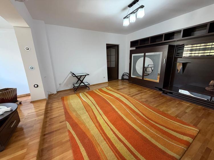 Apartament cu 3 camere semidecomandat în Iancului
