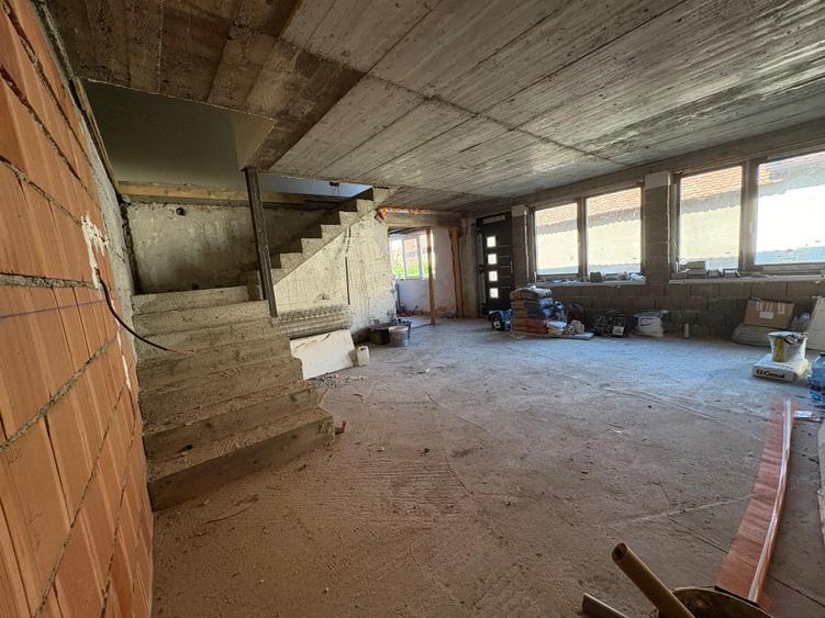 Casă individuală cu 5 camere cu Teren 648 Mp în Central