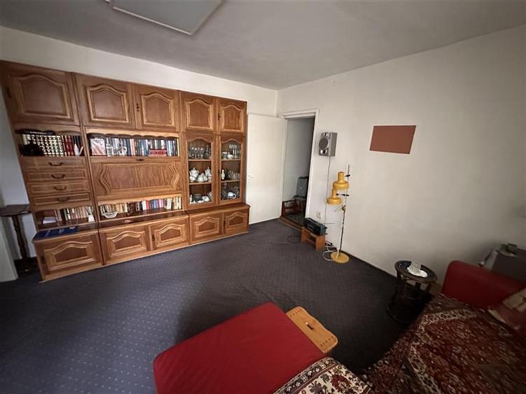 Apartament cu 3 camere semidecomandat în Girocului