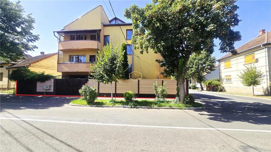 Casă individuală cu 7 camere cu Canalizare în Central