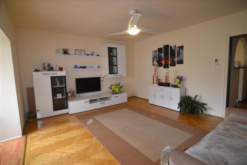 Apartament 3 camere decomandat 2 bai.2 balcoane  etajul 2   Judetean - 20