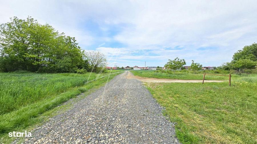 Teren intravilan in zona rezidentiala, la 1 km de A0 si A1 - 1