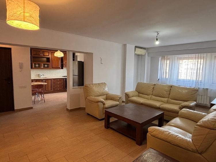Apartament cu 3 camere decomandat în Libertății