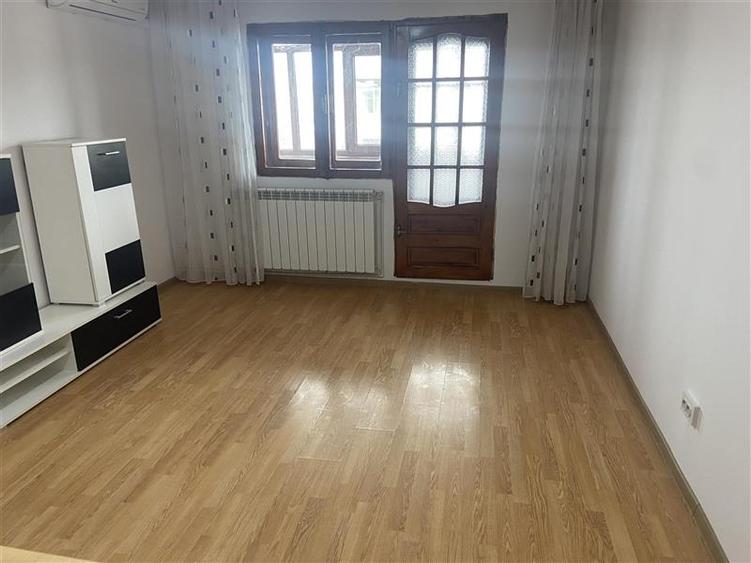 Apartament 3 camere de inchiriat , zona Scoala nr 2- Piata Moldovei decomandat , - 1