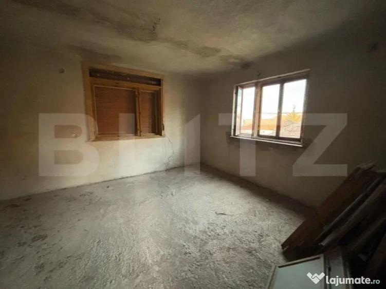 Casa cu anexe si gradina. - 2