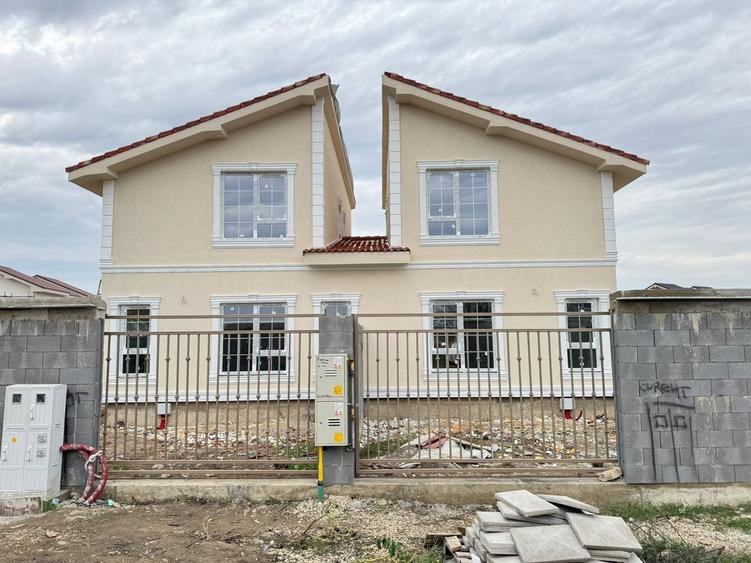 Duplex despartit prin camera tehnica - 4 camere Toate Utilitatile - 1