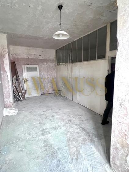 Casă individuală cu 12 camere cu Canalizare în Central