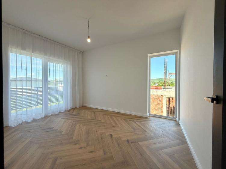 Duplex cu 4 camere cu Canalizare în Bucium