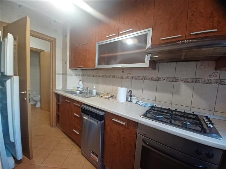 Apartament cu 3 camere nedecomandat, mobilat în Tineretului