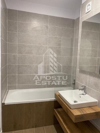 Apartament cu 3 camere semidecomandat în Aradului