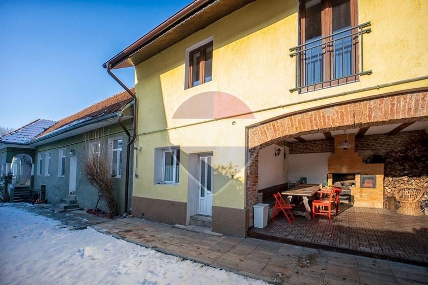 Casă individuală cu 7 camere cu Teren 835 Mp în Central