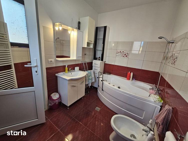 Casă cu 5 camere cu Teren 500 Mp în Central