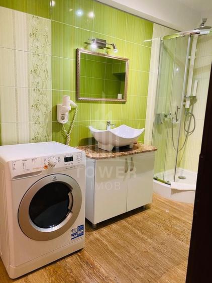 Casă individuală cu 8 camere cu Canalizare în Central