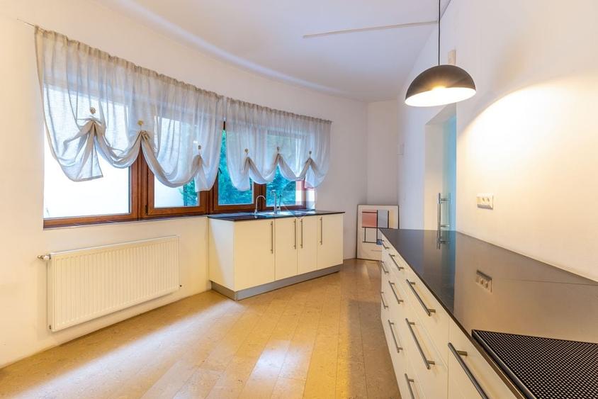 Casă individuală cu 8 camere cu Teren 760 Mp în Europa