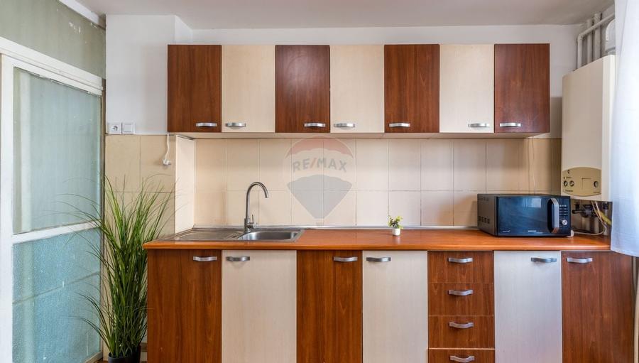 3 camere, etaj 2, 2 balcoane, decomandat, str. Slatina, COMISION 0% - 8