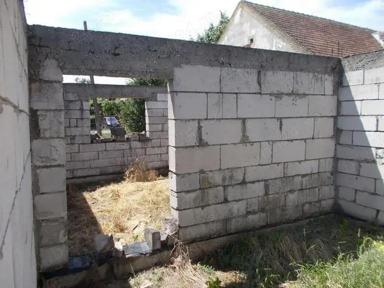 Casa neterminata langa Timisoara, Sacalaz, central, asfalt, utilitati, 1015 mp, FS=15,38mp. Com=0% - 14