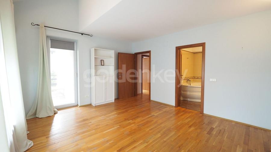 Vila cocheta in cartier rezidential cu piscina comuna, garaj - 11