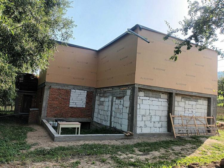 Casa de vanzare (la rosu) - 2