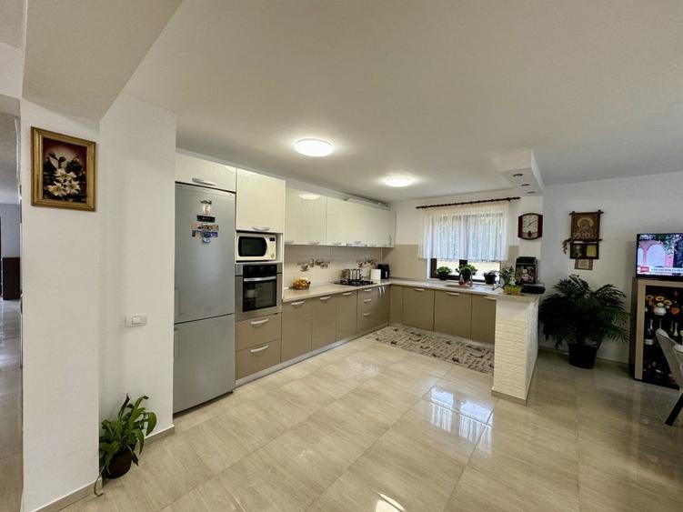 Casă Spațioasă de V&acirc;nzare &icirc;n Ghimbav | Două Apartamente | Teren 579 mp - 15