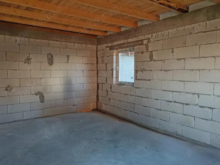 casu?a mica de vanzare la rosu - 6