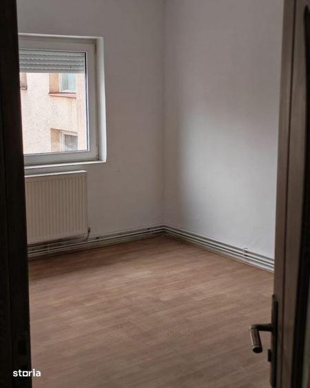 Apartament 4 camere decomandat ,Mic. 17, Str. Bobocului ,etaj 2 - 3