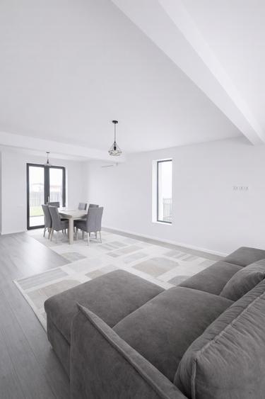 Duplex cu 5 camere cu Piscina în Bujoreni