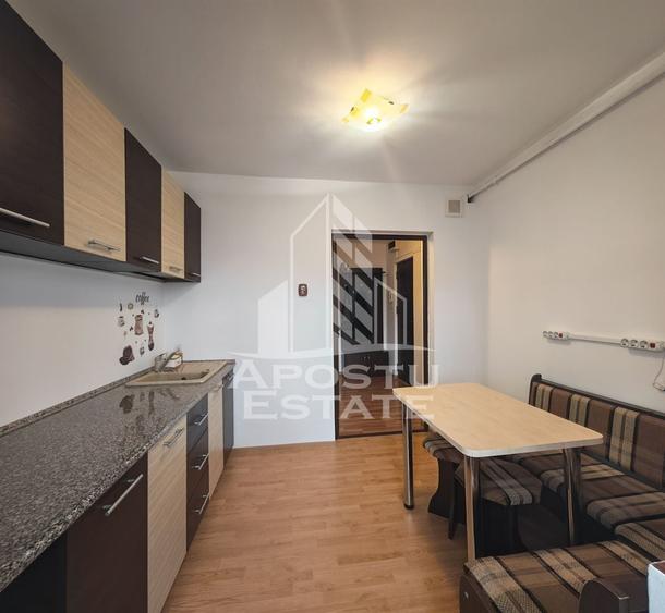 Apartament cu 3 camere semidecomandat în Aradului