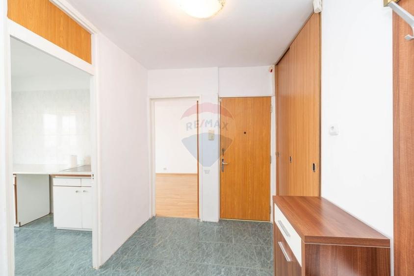 Apartament cu 3 camere decomandat în Crângași