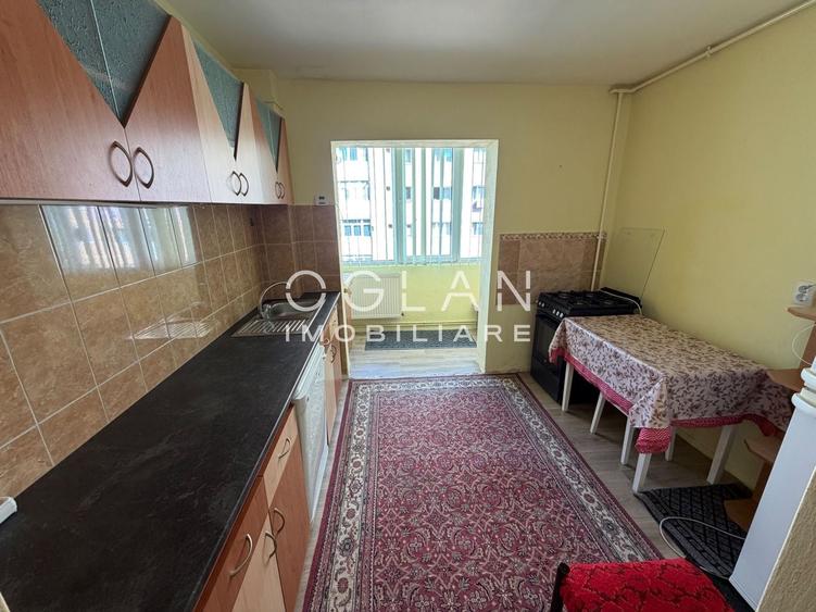 Apartament cu 3 camere decomandat, mobilat în Vasile Aaron