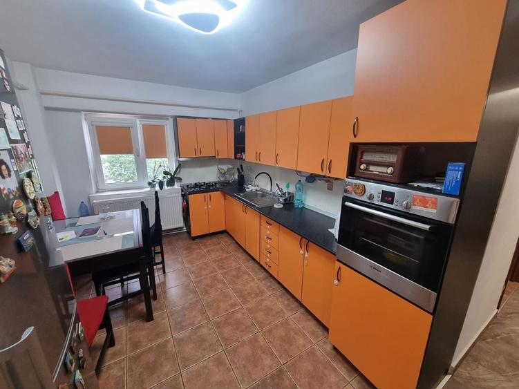 Apartament cu 3 camere decomandat, mobilat în Poarta 6