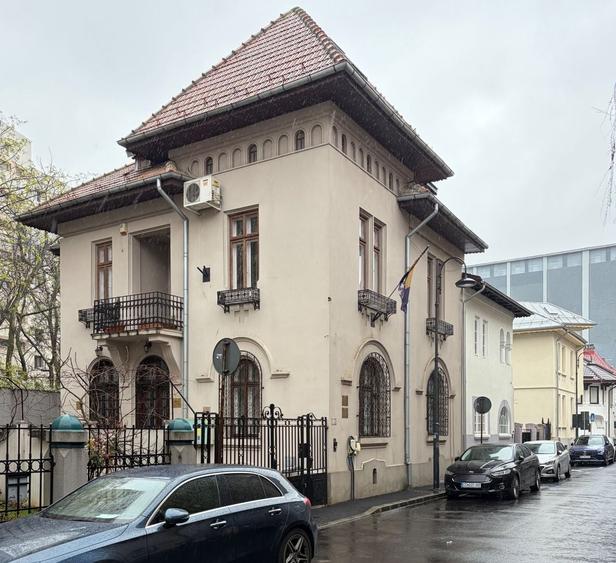 Casă individuală cu 8 camere cu Canalizare în Capitale
