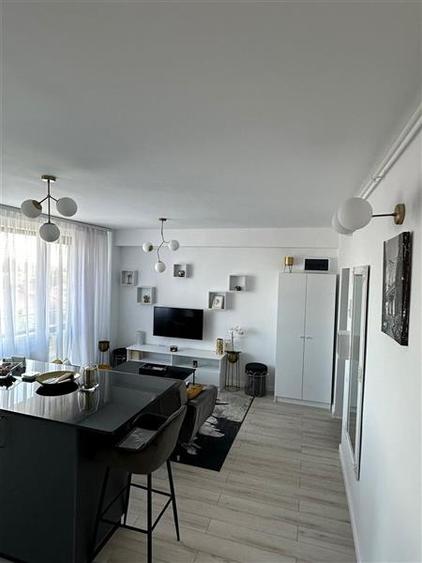 Apartament cu 2 camere semidecomandat, mobilat în Republicii