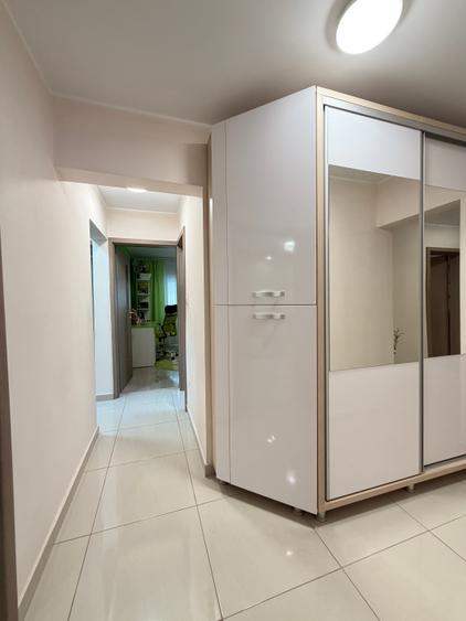 Apartament cu 4 camere decomandat în Nicolina