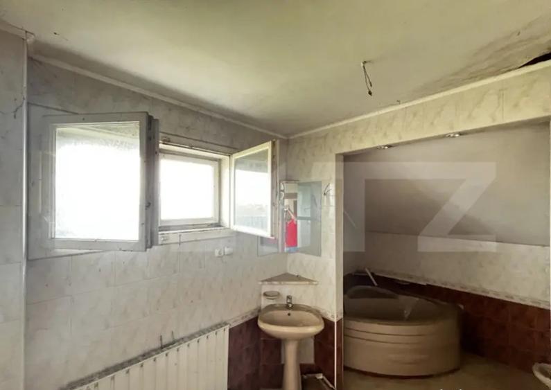 Casa de vanzare in Lazuri, ideala si pentru investitii - 2