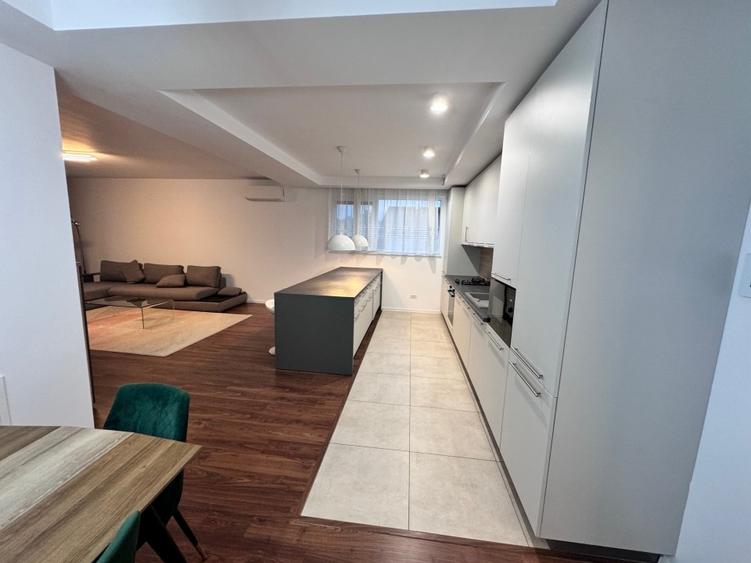 Apartament spatios in vila - cu curte - 1