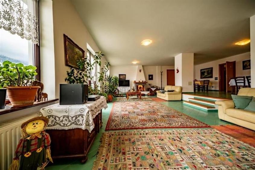 Pensiune:3 km de Castelul Bran, 2.900mp teren, aviz ISU, predare la cheie - 1