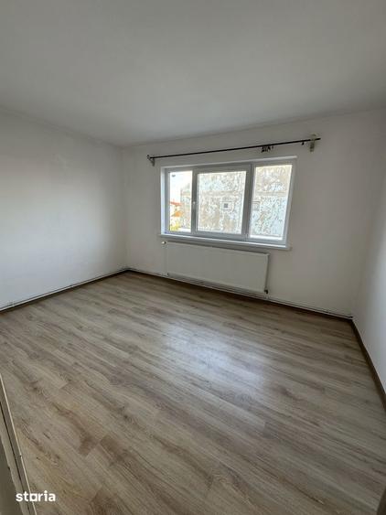 Apartament de 4 camere de vanzare, etaj 3 - 8