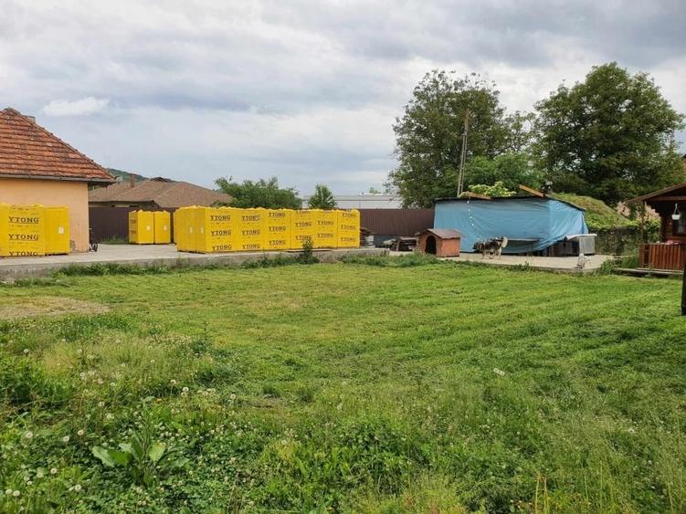 Casa de vanzare,Vand teren de 900m2 cu casa,din care160 m2 fundatie bază de beto - 4