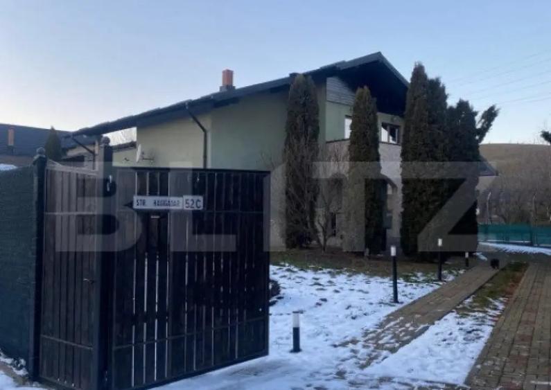 Casa de vanzare, cu 4 camere, 268 mp + teren 786 mp, zona-M - 13