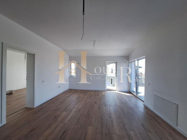 Terasa generoasa. Decomandat. Dormitor matrimonial cu baie proprie. - 1