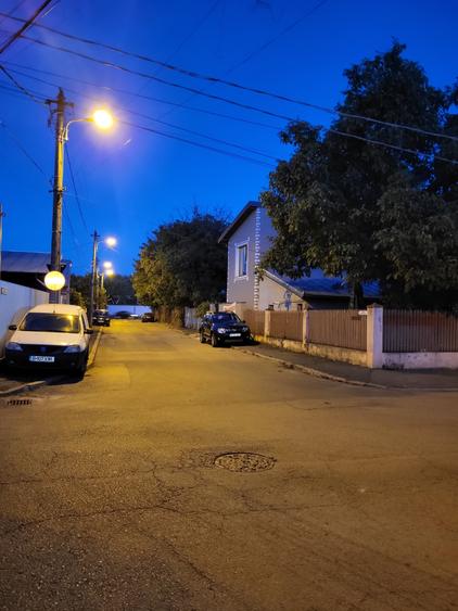 Casă individuală(P+!E+pod)+casă parter în aceeași curte. Teren 270 mp.Curte 150 - 2