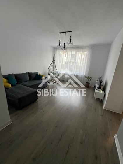 Casa cvadruplex de vanzare 4 camere, curte proprie - 1