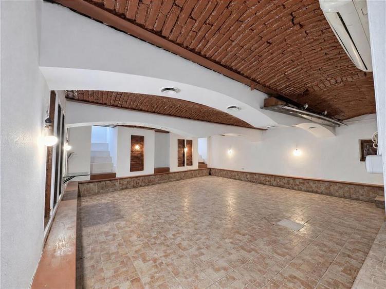 Spațiu comercial, de 88.699996948242 mp, în Centrul Istoric