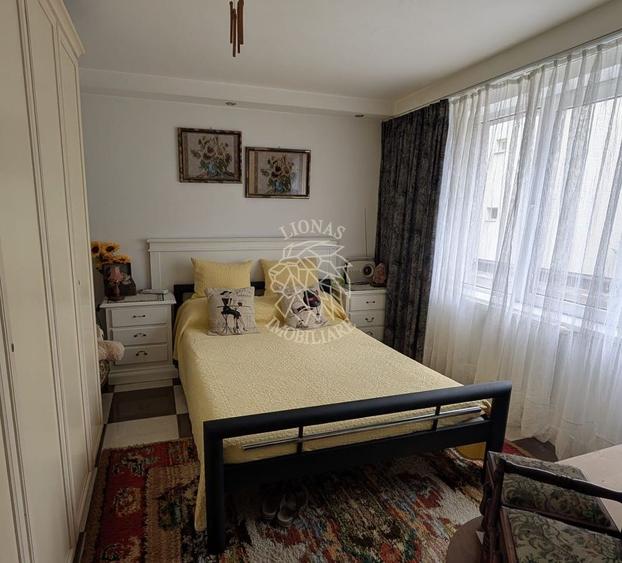 Apartament cu 3 camere semidecomandat în Vest