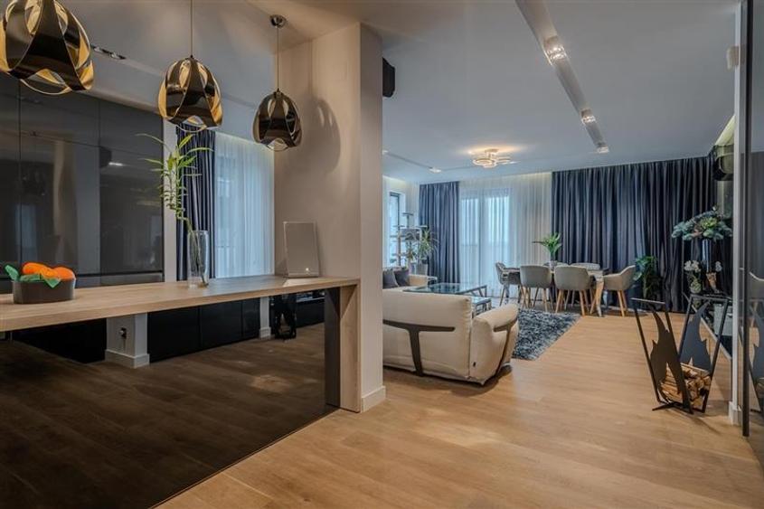 Penthouse cu 3 camere semidecomandat, mobilat în Central